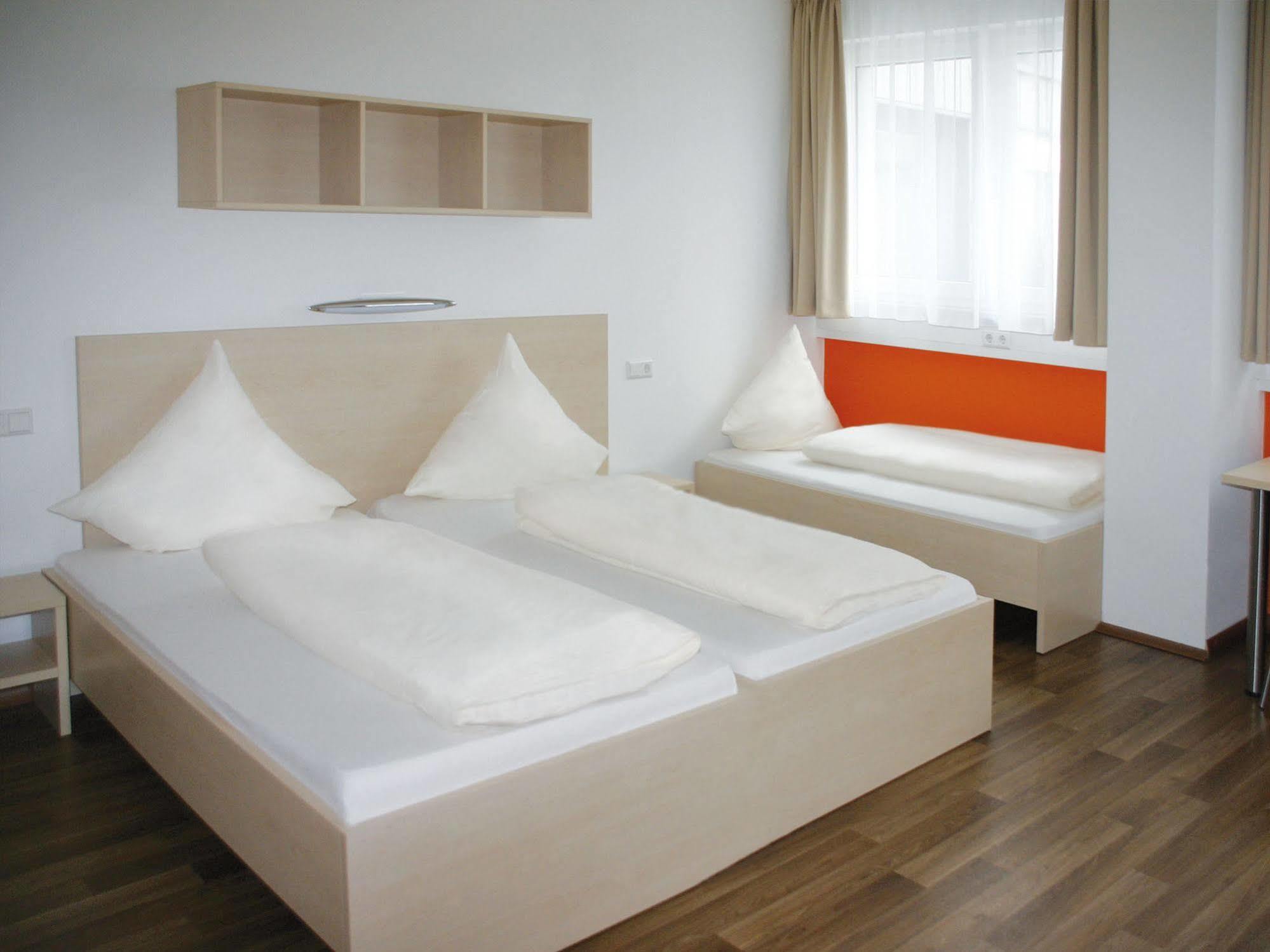 Orange Hotel Und Apartments Neu-Ulm Exterior foto